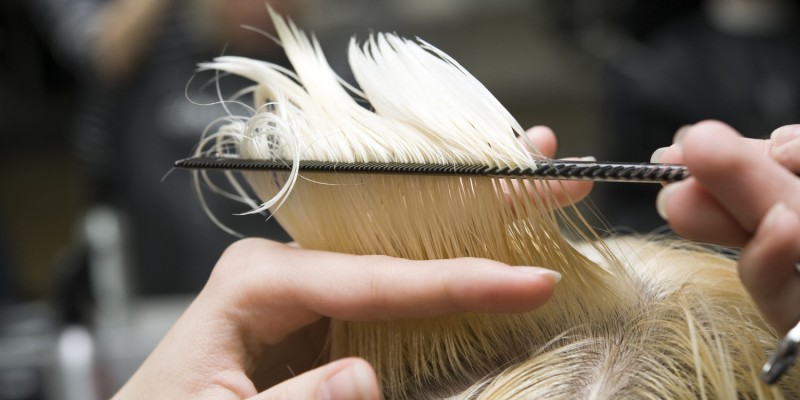 Blondierte Haare werden geschnitten