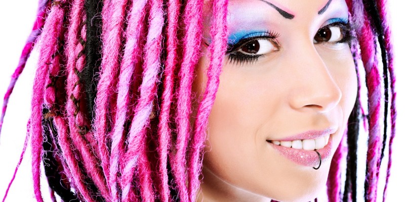 Frau mit pinken Dreadlocks