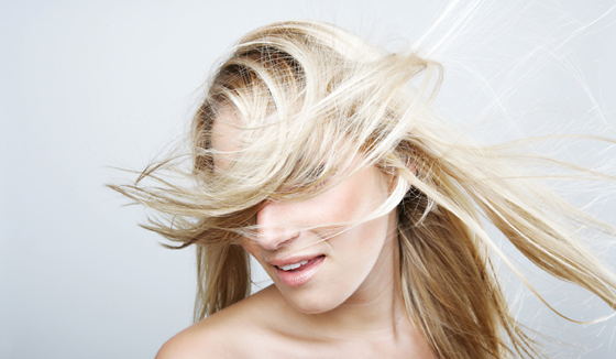 Frau mit langen blonden Haaren und moderner Frisur